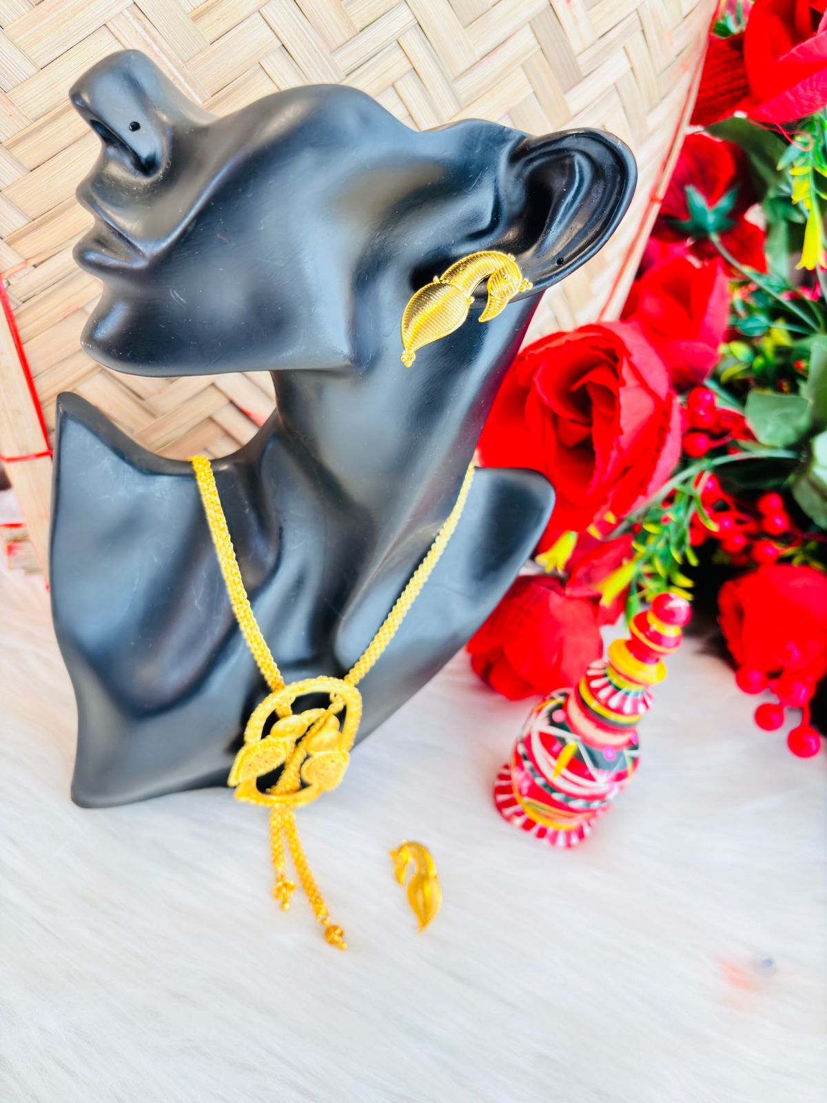 Golden Twin Birds (Gold Plated Rich Necklace Set)