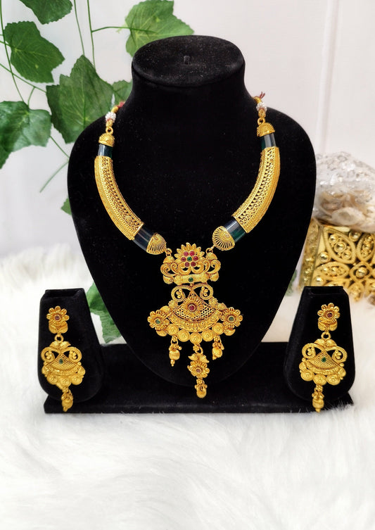 A Rich Looking Gold Plated Necklace Set