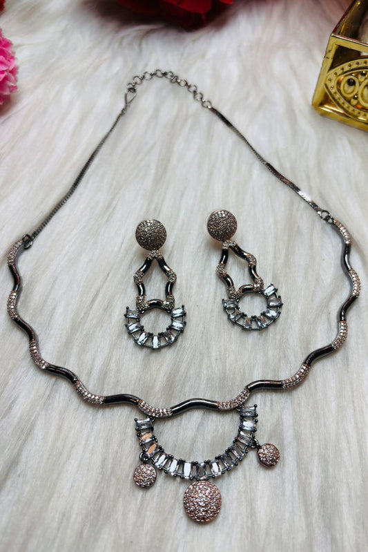 Mon Amaar – Modern Glittering Fancy Necklace Set