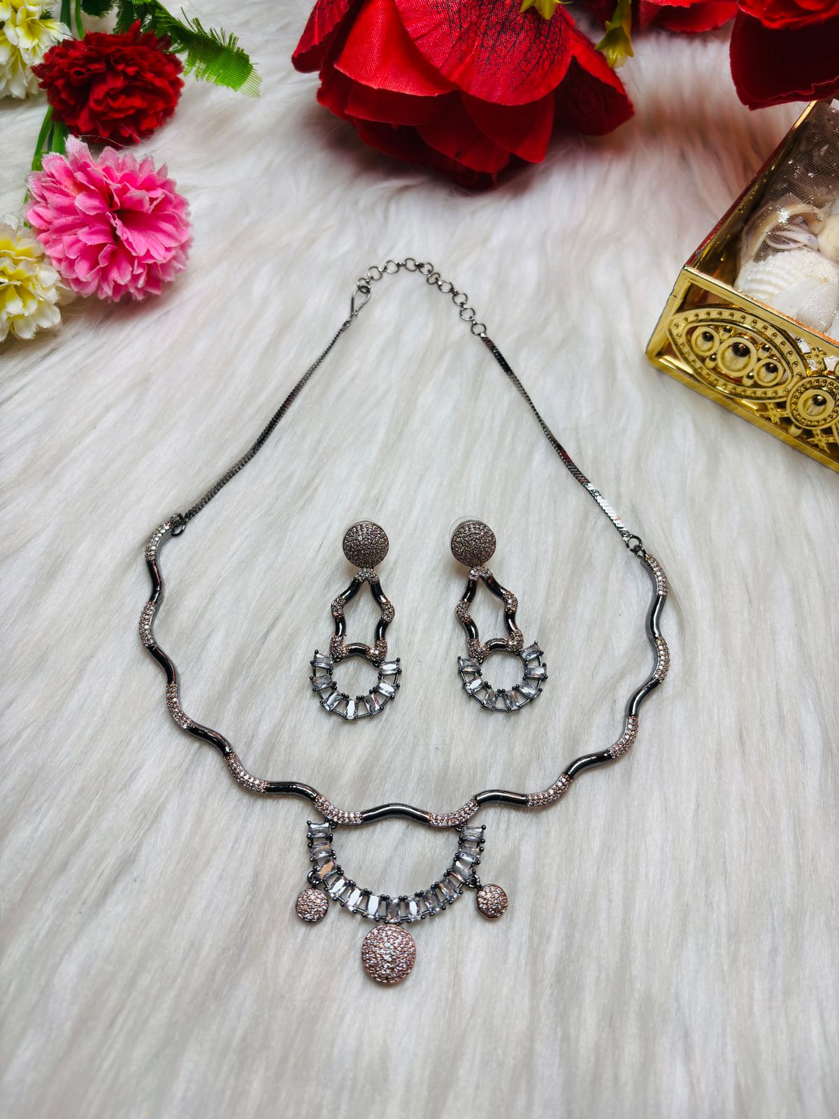 Mon Amaar – Modern Glittering Fancy Necklace Set