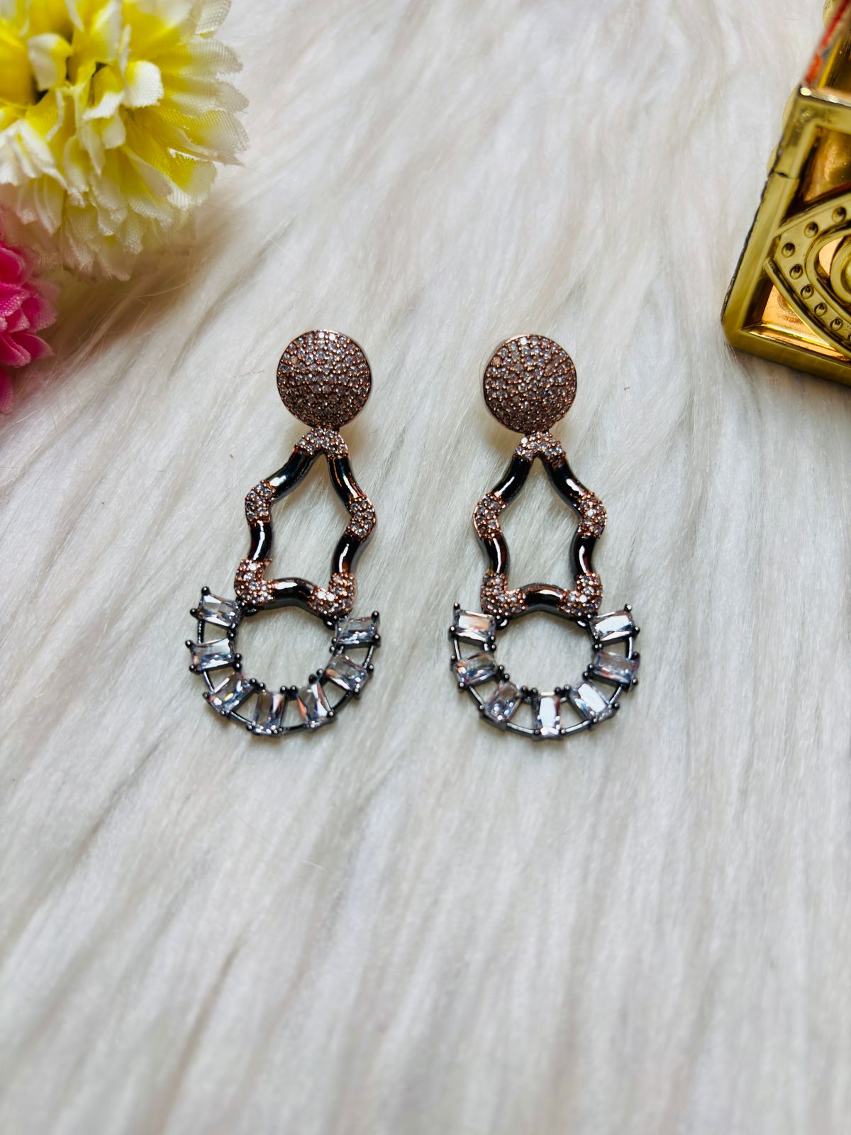 Mon Amaar – Modern Glittering Fancy Necklace Set