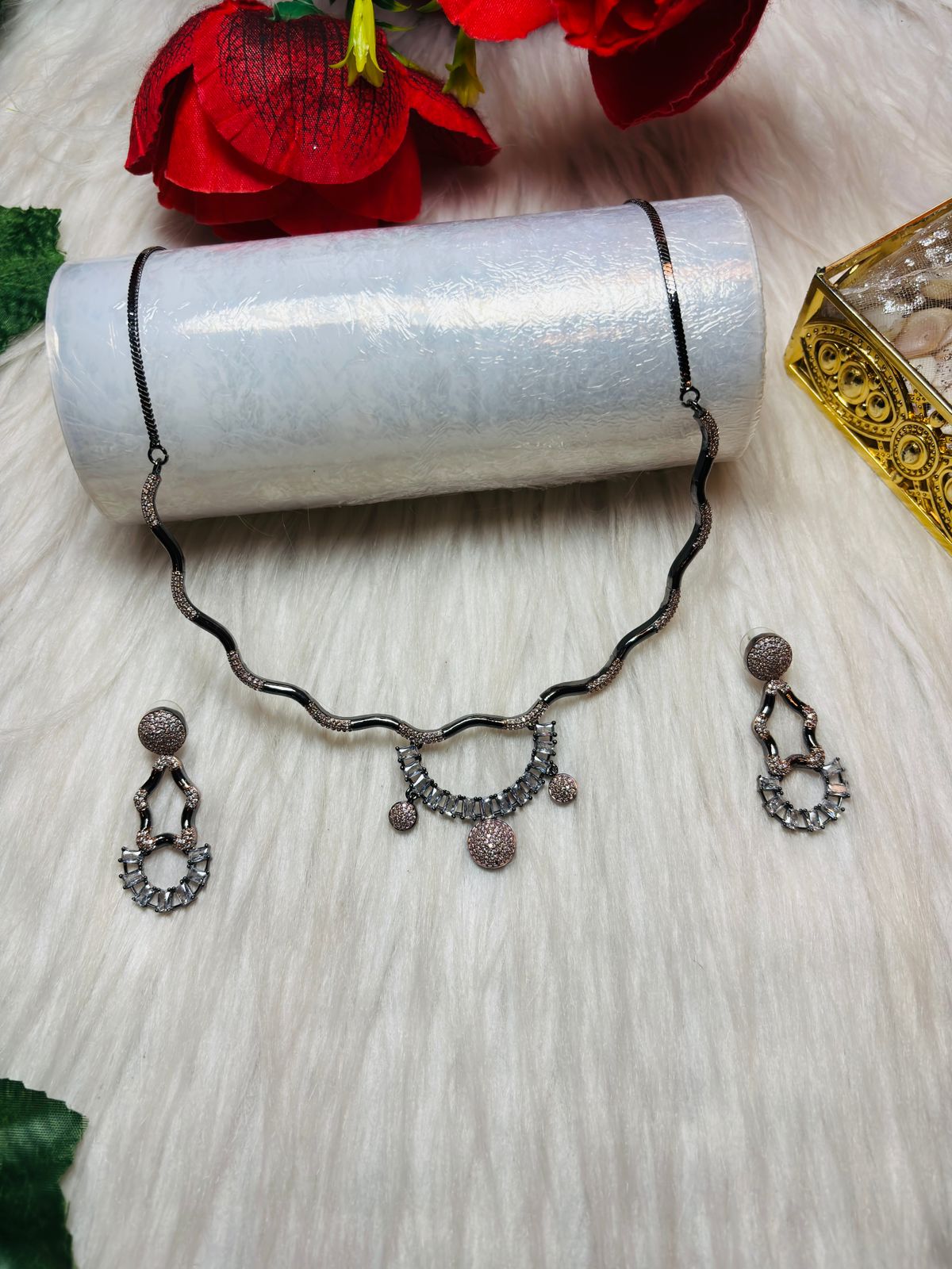 Mon Amaar – Modern Glittering Fancy Necklace Set